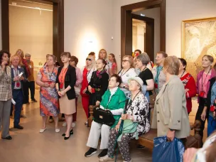 Первая тифлоэкскурсия по выставке «Художник и сказка» прошла в Нижегородском художественном музее